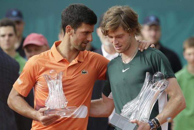 球场外守候 球场外守候